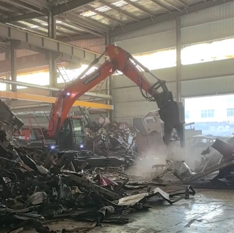 路友重工拆車機正在對汽車架進行拆解