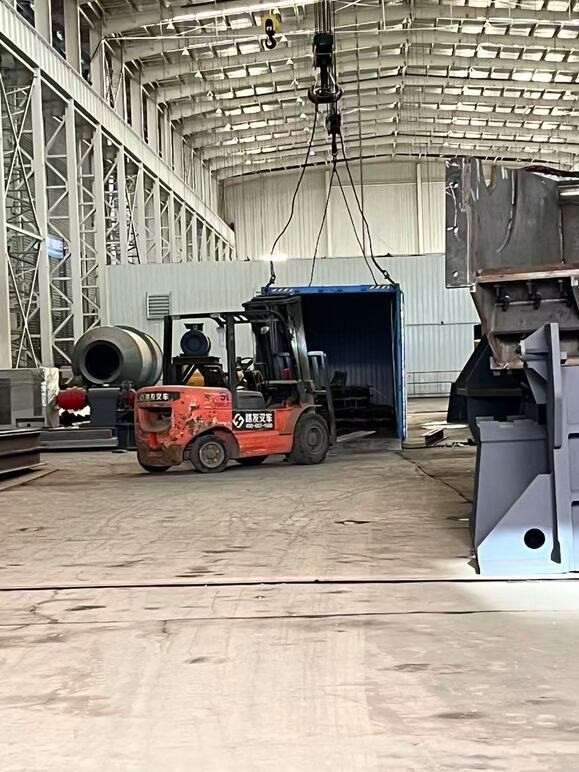 裝柜看似簡單 ，實則很考驗技術 ，不僅是叉車技術，空間擺放也很重要。